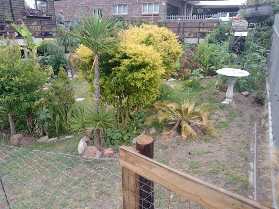 6 Bedroom Property for Sale in Paradise Beach Eastern Cape